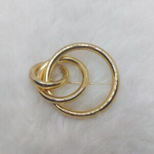 Brooch Triple Intertwining Circles set in a Gold Tone